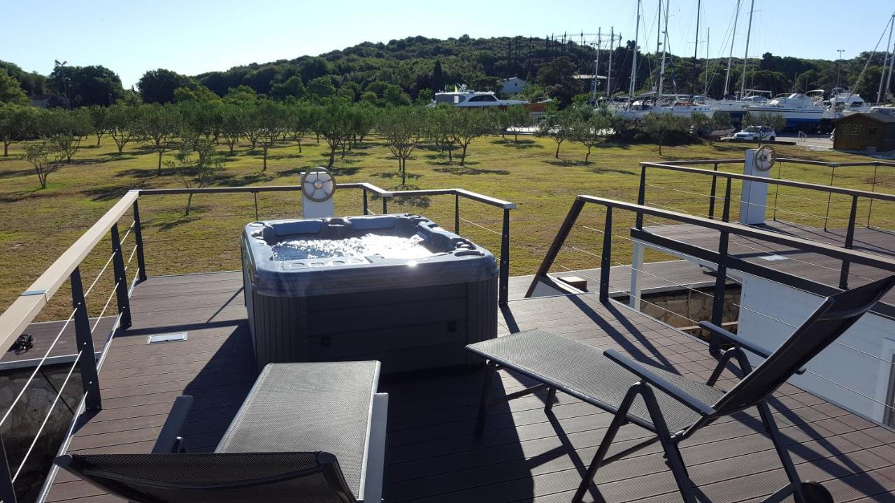 Hausboot - Floating House Water Lily Botel *