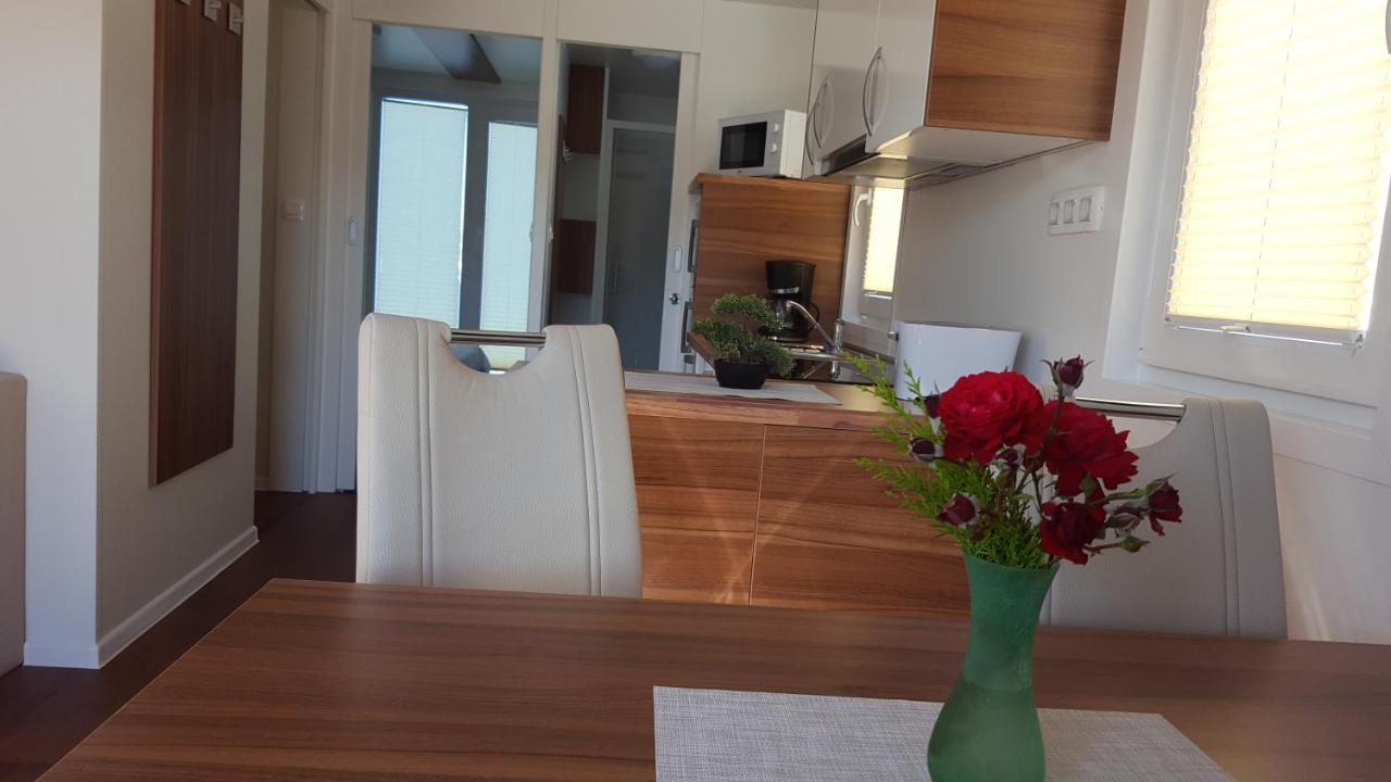 Hausboot - Floating House Water Lily Botel Pula