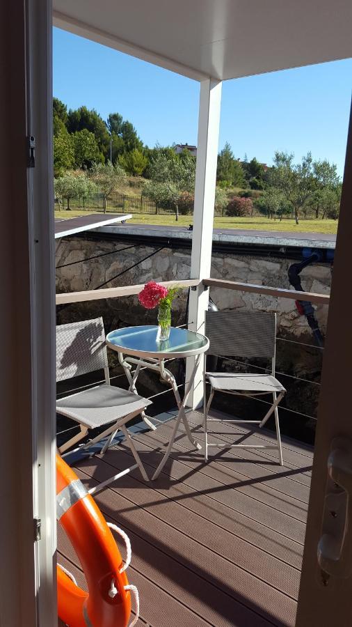 Botel Hausboot - Floating House Water Lily *