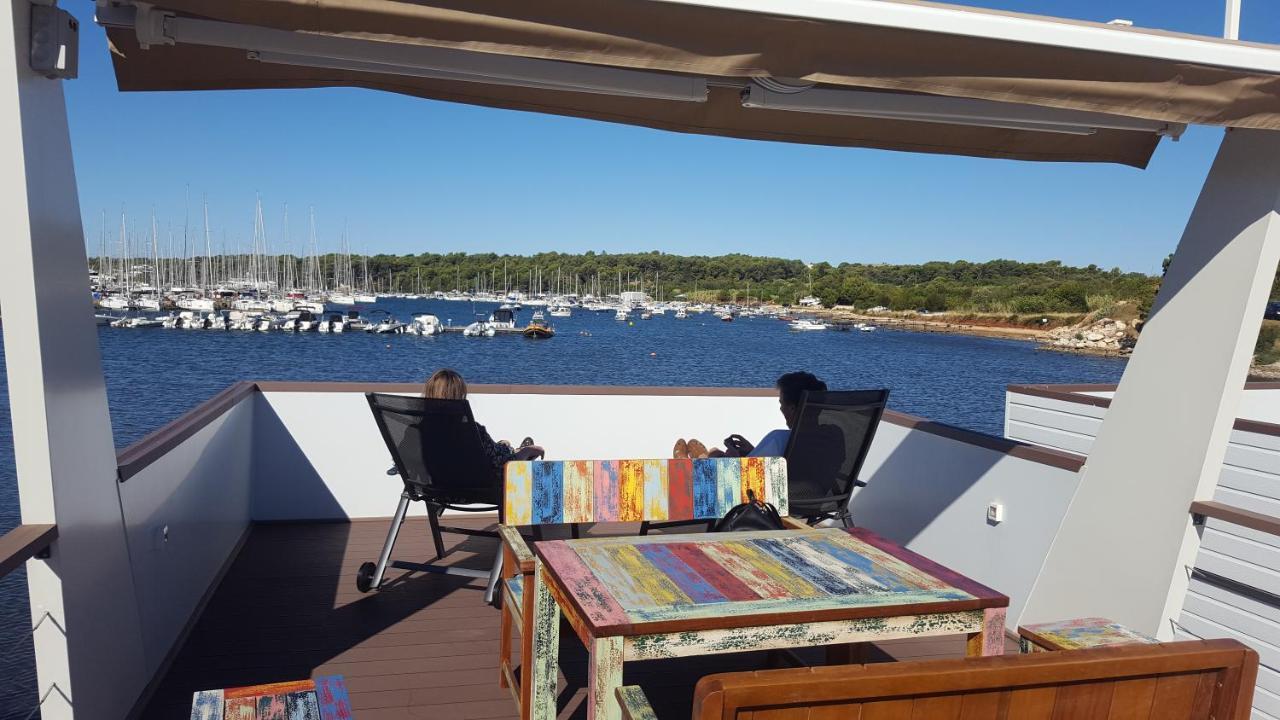 Botel Hausboot - Floating House Water Lily Pula